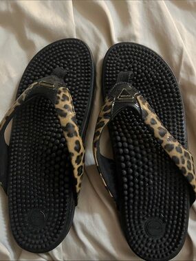Women's Leopard Print Flip Flop Sandals - Black & Tan